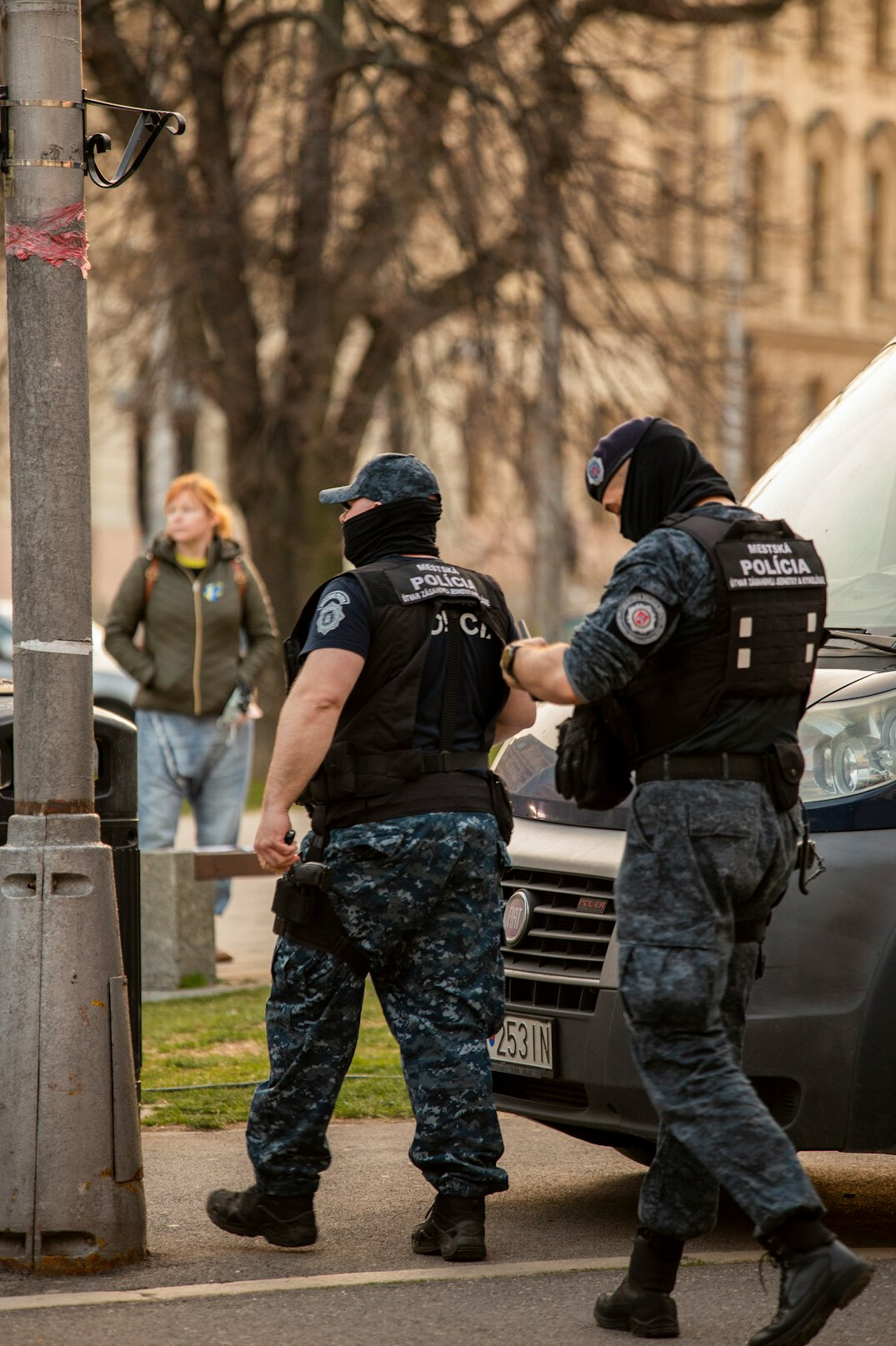 police arresting thieves